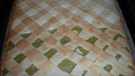 Křehký mřížkový moučník s rebarborou a tvarohem