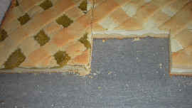 Křehký mřížkový moučník s rebarborou a tvarohem