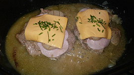 Krkovička se šunkou, sýrem a tvarůžky