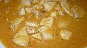Kuře na paprice, Rychlovka: kuřecí prsíčka na nudličky, přidávám sladkou smetanu, mléko a špetku tymiánu.