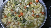 Kuřecí maso v kedlubnách, restování zeleniny...