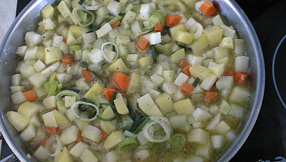 Kuřecí maso v kedlubnách, restování zeleniny...