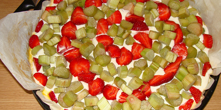 Kynutý nekynutý rebarborový koláč (Pokladené ovocem)