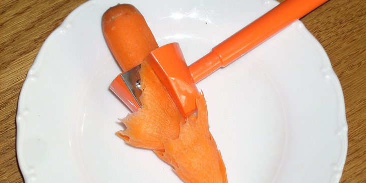 Ořezáváme  mrkev do spirálky
