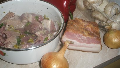 Marinovaný kebab s hubami, marinované mäso