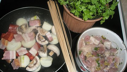 Marinovaný kebab s hubami, všetko pripravené