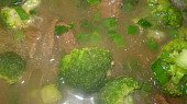 Maso s brokolicí, ...dušení..