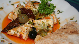 Naložený hermelín s olivami a sušenými rajčaty