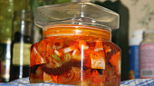Naložený hermelín s olivami a sušenými rajčaty