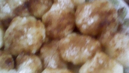 Ovocné knedlíky z krupičné kaše, knedlíky na talíři sypané skořicí