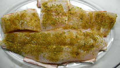 Pangasius pod peřinkou, Vloženo na česnekový bok