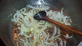 Pastýřské kotlety, osmažíme cubulku
