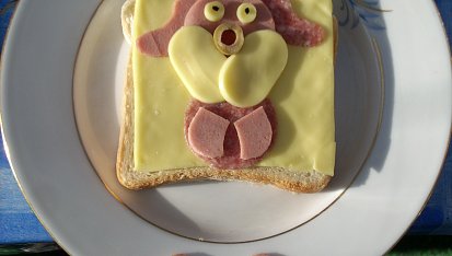 Pejsek, ...vykrojíme nožičky...