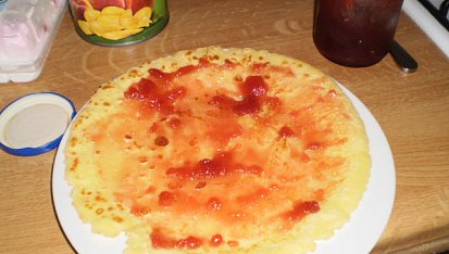 Plněné palačinky se zmrzlinou a ovocem, marmeláda