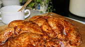 Ploché kuře (Crapaudine) s pečenými cibulemi, brambory a jablky
