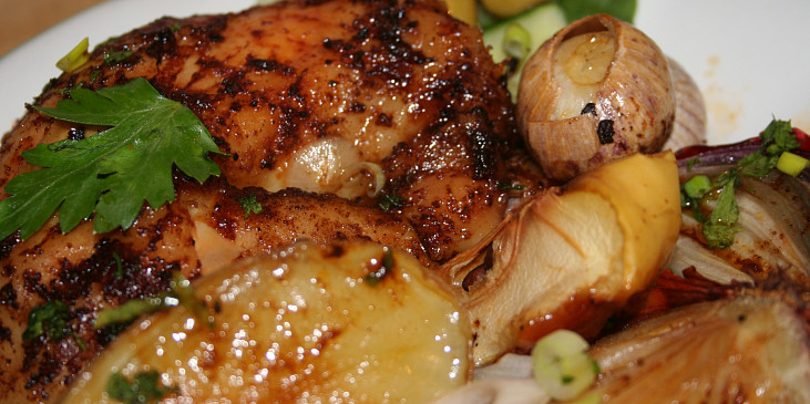 Ploché kuře (Crapaudine) s pečenými cibulemi, brambory a jablky