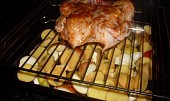 Ploché kuře (Crapaudine) s pečenými cibulemi, brambory a jablky (v troubě)