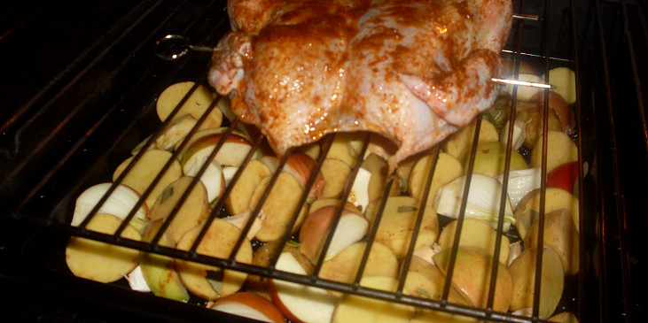 Ploché kuře (Crapaudine) s pečenými cibulemi, brambory a jablky (v troubě)