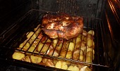 Ploché kuře (Crapaudine) s pečenými cibulemi, brambory a jablky (upečené,vypadá dobře)