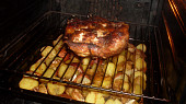 Ploché kuře (Crapaudine) s pečenými cibulemi, brambory a jablky (upečené,vypadá dobře)