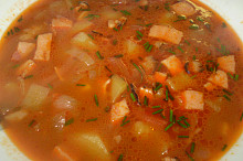 Polévka skoro-gulášovka