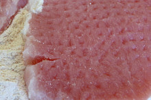 naklepeme a obalíme v mouce s mletou paprikou