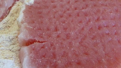 Přírodní kotlet s žampiony, naklepeme a obalíme v mouce s mletou paprikou