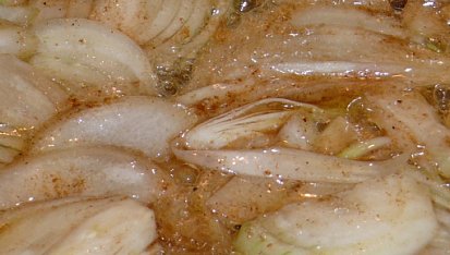Přírodní kotlet s žampiony, přidáme cibuli