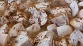Přírodní kotlet s žampiony (žampióny orestujeme zvlášť na pánvičce)