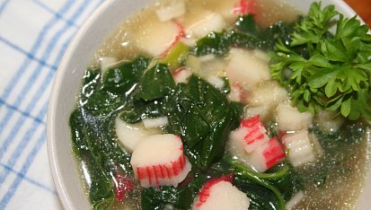 Rychlá a dietní polévka se špenátem a krabími tyčinkami