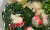 Rychlá a dietní polévka se špenátem a krabími tyčinkami