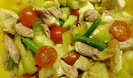 Salát z těstovin, kuřecího, Hermelínu a zeleniny