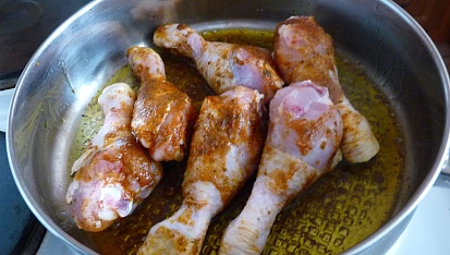 Salát z těstovin, kuřecího, Hermelínu a zeleniny, kuřecí paličky