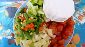 Salát z těstovin, kuřecího, Hermelínu a zeleniny, směs