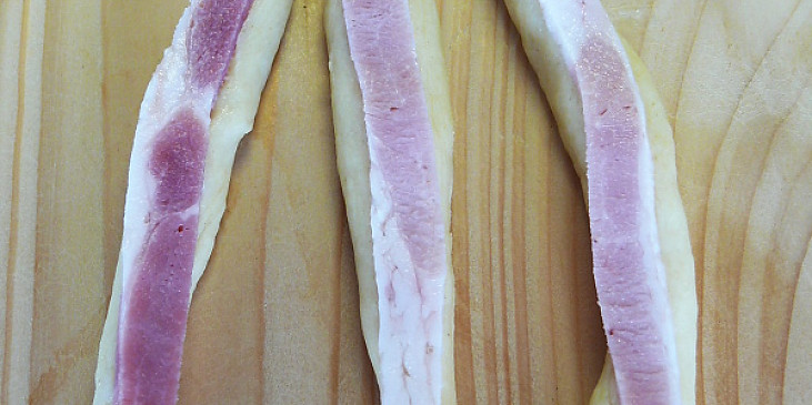 Slaninovosýrové houstičky (na válečky položíme plátky slaniny)