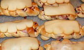 Slaninovosýrové houstičky (před dopečením poklademe plátky uzeného sýru)