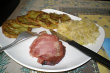Cmunda s uzeným a vařeným kysaným zelím.