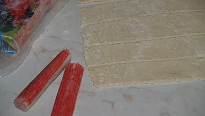 Surimi v lístkovém těstě, těsto rozřežeme na proužky