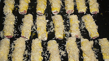 Surimi v lístkovém těstě, na plechu posypeme ochuceným sýrem