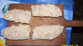 Sýrová smaženka, ...pečivo natřeme směskou ze sýra, šunky a vajíčka...
