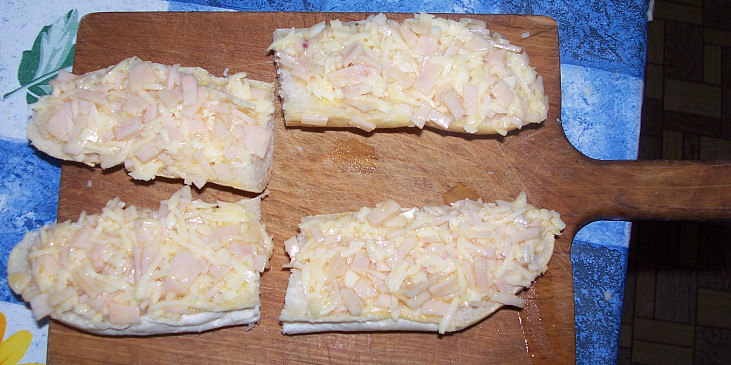 Sýrová smaženka (...pečivo natřeme směskou ze sýra, šunky a…)