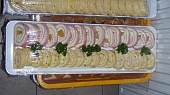 Sýrová roláda, .... vedle ní je ještě šunková roláda s křenem plněná ovocem ....