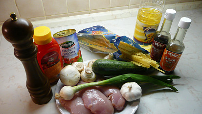 Těstoviny s kuřecím masem, cuketou a rajčaty, Potřebné ingredience