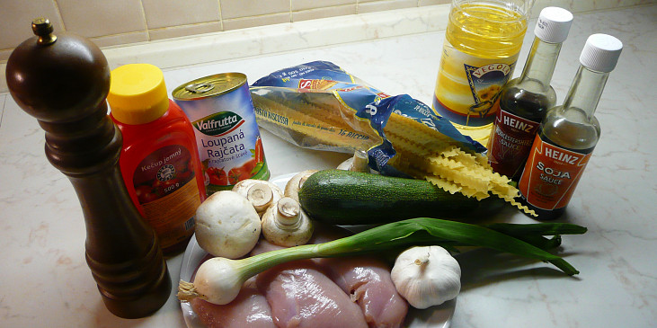 Těstoviny s kuřecím masem, cuketou a rajčaty (Potřebné ingredience)