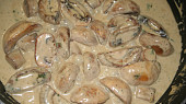 Těstoviny s pečenými žampiony a uzeným kuřecím, žampióny s redukovanou smetanou v pánvi