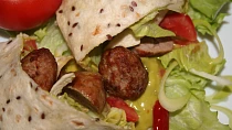 Tortilly s masovými kuličkami a guacamole