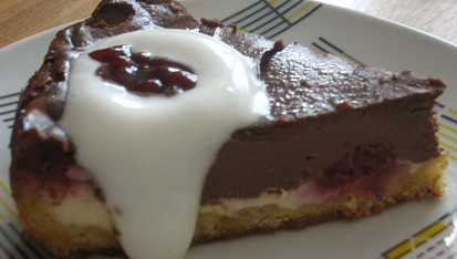 Tvarohový koláč s malinami, čokoládou, vanilkou...