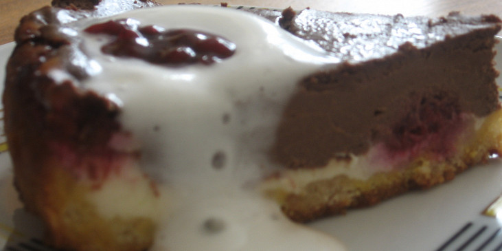 Tvarohový koláč s malinami, čokoládou, vanilkou... (poslední zachráněný kousek:))