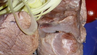 Vařené koleno s křenem a hořčicí, vařené koleno