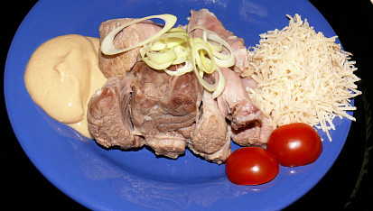 Vařené koleno s křenem a hořčicí, vařené koleno